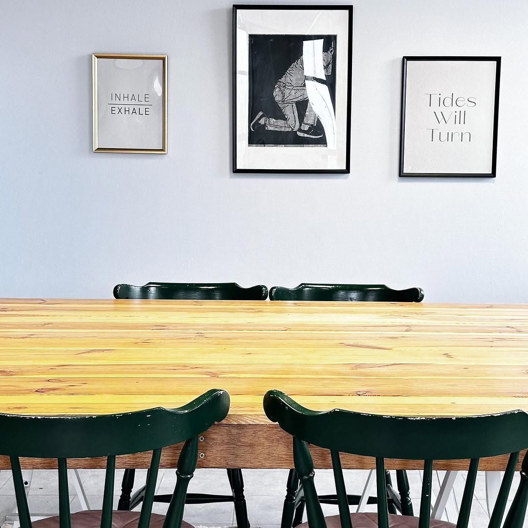 Gezellige werkplek met houten tafel en kunst aan de muur
